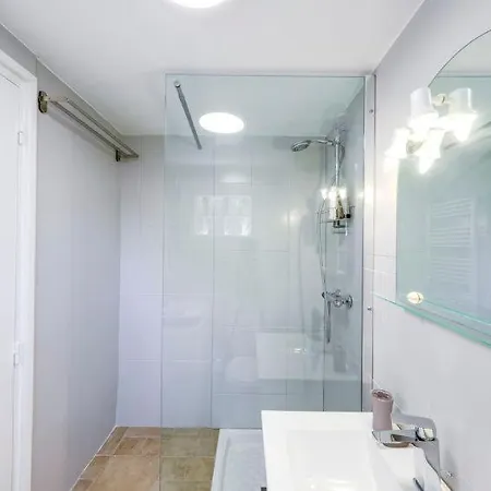 Sleeps 4 Air Con Wifi