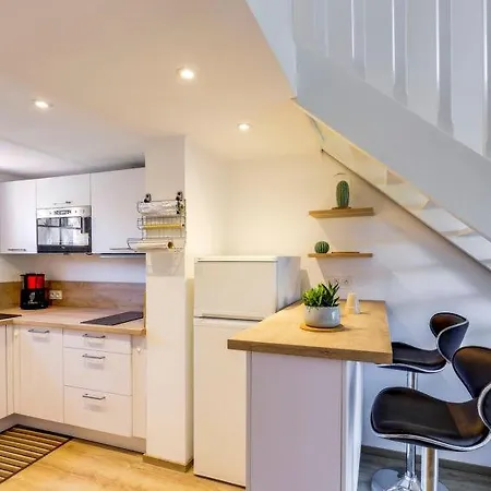 Sleeps 4 Air Con Wifi